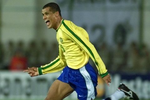O Ριβάλντο πανηγυρίζει το γκολ του με την Βραζιλία εναντίον της Ουρουγουάης τον Ιούλιο του 1999