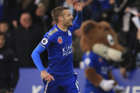 Leicester City's Jamie Vardy celebrates scoring his side's first goal of the game against Everton, during the English Premier League soccer match at the King Power Stadium in Leicester, England, Sunday Oct. 29, 2017. (Mike Egerton/PA via AP)