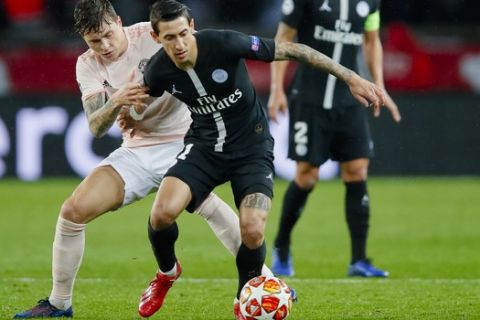 PSG forward Angel Di Maria, right, challenges for the ball with ManU defender Victor Lindelof during the Champions League round of 16, second leg soccer match between Paris Saint Germain and Manchester United at the Parc des Princes stadium in Paris, France, Wednesday, March. 6, 2019. (AP Photo/Francois Mori)