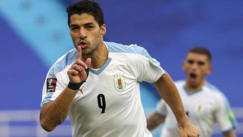 Ο Λουίς Σουάρες πανηγυρίζει γκολ του με τη φανέλα της εθνικής Ουρουγουάης κόντρα στην Κολομβία