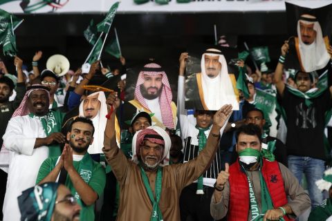 Φίλαθλοι της Σαουδικής Αραβίας με εικόνες του πρίγκιπα της χώρας, Μοχάμεντ μπιν Σαλμάν, σε αγώνα κόντρα στο Κατάρ για το Ασιατικό Κύπελλο 2018 στο "Ζαγέντ Σπορτ Σίτι", Αμπού Ντάμπι | Πέμπτη 17 Ιανουαρίου 2018
