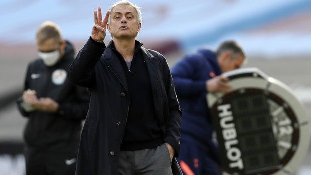 O Ζοζέ Μουρίνιο δίνει οδηγίες στους παίκτες της Τότεναμ κατά τη διάρκεια αγώνα της Premier League κόντρα στην Γουέστ Χαμ