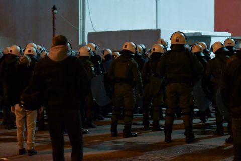 Επεισόδια στο Ρέντη: Ανάμεσα στους 424 προσαχθέντες βρίσκεται ο δράστης της επίθεσης στον αστυνομικό