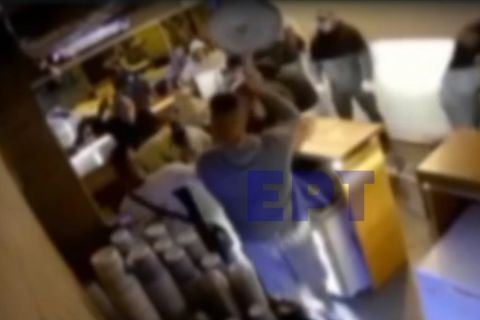 Βίντεο ντοκουμέντο: Άγριος ξυλοδαρμός σε καφετέρια στο κέντρο της Αθήνας - Οπαδικές διαφορές "βλέπουν" οι αρχές