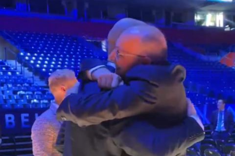 Η θερμή αγκαλιά του Σπανούλη με τον Βαγγέλη Λιόλιο λίγες στιγμές αφότου παρέλαβε το βραβείο του προπονητή της χρονιάς του BCL