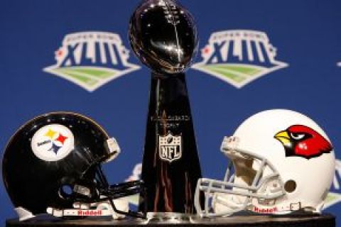 TAMPA, FL - JANUARY 30: The Vince Lombardi trophy is seen between a Pittsburgh Steelers helmet and an Arizona Cardinals helmet during the NFC Head coach press conference prior to Super Bowl XLIII held at the Tampa Convention Center on January 30, 2009 in Tampa, Florida.   Chris Graythen/Getty Images/AFP