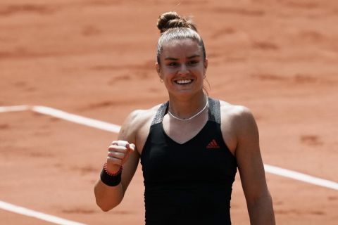 Η Μαρία Σάκκαρη πανηγυρίζει την πρόκρισή της στα ημιτελικά του Roland Garros εις βάρος της Ίγκα Σβιόντεκ (9 Ιουνίου 2021)