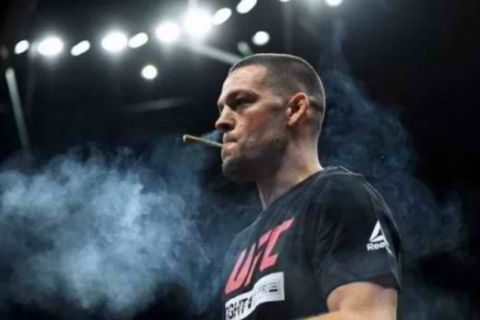 O Nate Diaz εμφανίζεται στην ανοιχτή προπόνηση του UFC με τσιγάρο!