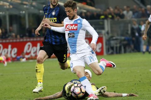 Napoli's Dries Mertens, center, challenges for the ball with Inter Milan's Roberto Gagliardini, left, and Inter Milan's Jeison Murillo, bottom, during the Serie A soccer match between Inter Milan and Napoli at the San Siro stadium in Milan, Italy, Sunday, April 30, 2017. (AP Photo/Antonio Calanni)