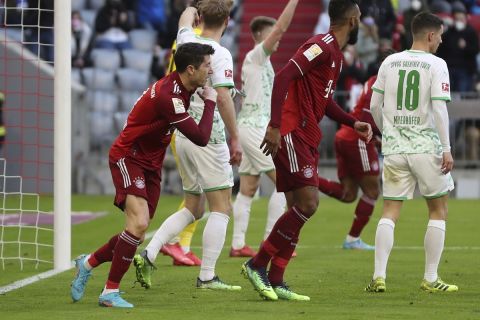 Ο Ρόμπερτ Λεβαντόβσκι της Μπάγερν σε στιγμιότυπο της αναμέτρησης με την Γκρόιτερ Φιρτ για την Bundesliga 2021-2022 στην "Άλιαντς Αρένα", Μόναχο | Κυριακή 20 Φεβρουαρίου 2022