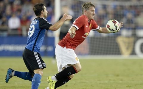 epa04856099 Manchester United's German midfielder Bastian Schweinsteiger (R) and San Jose Earthquake midfielder Mathieu Coutadeur (L) in action during the International Champions Cup friendly soccer match between Manchester United versus the San Jose Earthquakes at Avaya Stadium in San Jose, California, USA, 21 July 2015.  EPA/JOHN G. MABANGLO