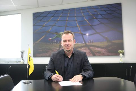 Ο Ράντεκ Κουχάρσκι κατά την υπογραφή του συμβολαίου του με την ΑΕΚ