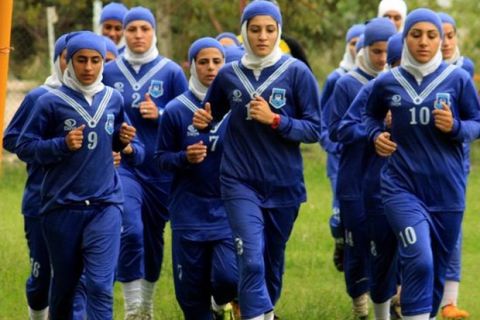 Με 8 άνδρες η γυναικεία ομάδα ποδοσφαίρου του Ιράν!