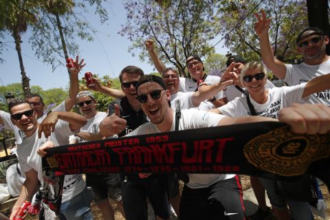 Οι φίλοι της Άιντραχτ στους δρόμους της Σεβίλλη πριν τον τελικό του Europa League με τη Ρέιντζερς