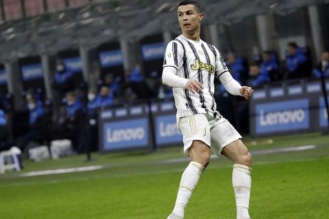 Ο Κριστιάνο Ρονάλντο πανηγυρίζει με τη φανέλα της Γιουβέντους κόντρα στην Ίντερ για το Coppa Italia