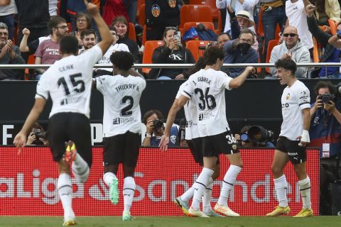 Οι παίκτες της Βαλένθια πανηγυρίζουν γκολ που σημείωσαν κόντρα στη Ρεάλ για τη La Liga 2022-2023 στο "Μεστάγια", Βαλένθια | Κυριακή 21 Μαΐου 2023