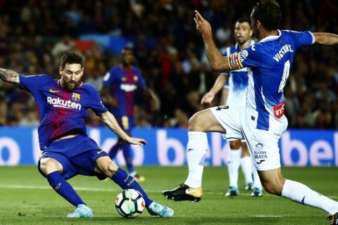 FC Barcelona's Lionel Messi, left, kicks the ball to score during the Spanish La Liga soccer match between FC Barcelona and Espanyol at the Camp Nou stadium in Barcelona, Spain, Saturday, Sept. 9, 2017. (AP Photo/Manu Fernandez)
