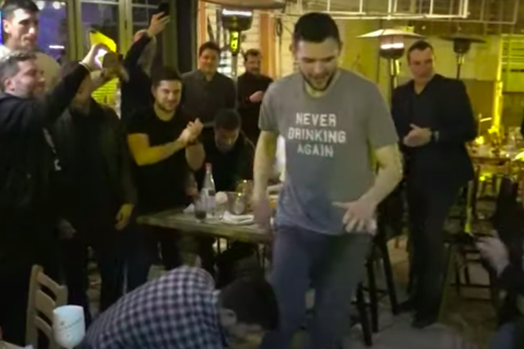 Final Four, Κύπελλο Ελλάδας: Ο Παπανικολάου χόρεψε ζεϊμπέκικο και οι συμπαίκτες του τα... έσπασαν 