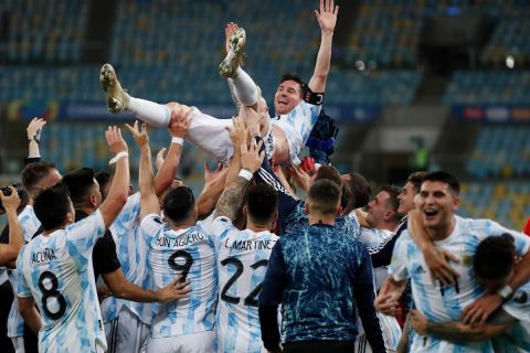 Οι συμπαίκτες του Μέσι τον σήκωσαν στον αέρα μετά την κατάκτηση του Copa America