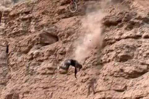 Σοκαριστική πτώση ποδηλάτη στα βράχια