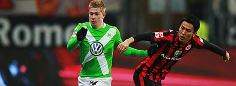 FRANKFURT AM MAIN, GERMANY - FEBRUARY 03:  Kevin de Bruyne (L) of Wolfsburg is challenged by Makoto Hasebe of Frankfurt during the Bundesliga match between Eintracht Frankfurt and VfL Wolfsburg at Commerzbank-Arena on February 3, 2015 in Frankfurt am Main, Germany.  (Photo by Alex Grimm/Bongarts/Getty Images)