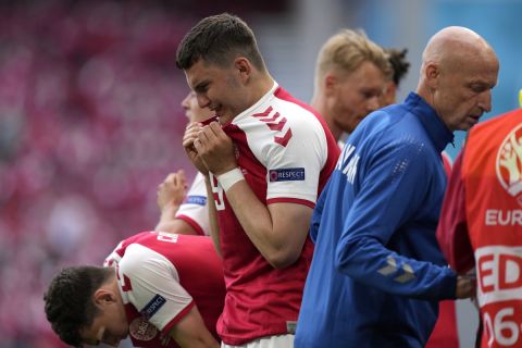 Τα κλάματα των παικτών της Δανίας για την κατάρρευση του Κρίστιαν Έρικσεν
