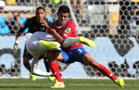 BELO HORIZONTE, BRAZIL - JUNE 24:  Ross Barclay of England vies with Giancarlo Gonzalez of Costa Rica during the 2014 FIFA World Cup Brazil Group D match between Costa Rica and England at Estadio Mineirao on June 24, 2014 in Belo Horizonte, Brazil.  (Photo by Ian MacNicol/Getty Images)