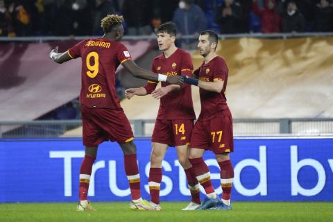Οι παίκτες της Ρόμα πανηγυρίζουν γκολ κόντρα στην Λέτσε σε ματς των δύο ομάδων για το Coppa Italia | 20 Ιανουαρίου 2022