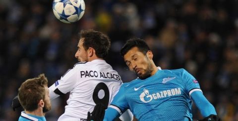 Valencia's forward Paco Alcacer (C) vies for the ball with Zenit's Argentinian defender Ezequiel Garay (R) during the UEFA Champions League group H football match between FC Zenit and Valencia CF at the Petrovsky stadium in St Petersburg on November 24, 2015. AFP PHOTO / OLGA MALTSEVA / AFP / OLGA MALTSEVA        (Photo credit should read OLGA MALTSEVA/AFP/Getty Images)
