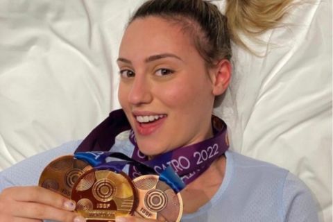 Η Άννα Κορακάκη με τα τρία μετάλλια από το Παγκόσμιο Κύπελλο