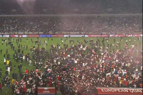 Γεωργία - Ελλάδα: Χιλιάδες οπαδοί των γηπεδούχων εισέβαλαν στο γήπεδο για να γιορτάσουν την πρόκριση στο Euro 2024