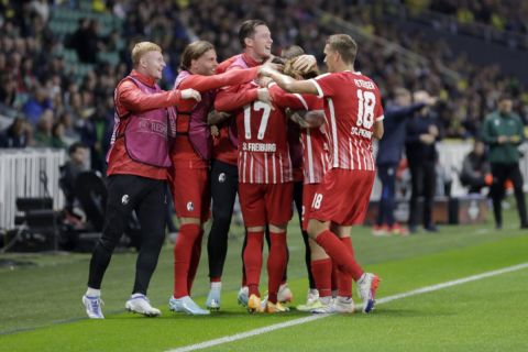 Οι παίκτες της Φράιμπουργκ πανηγυρίζουν γκολ που σημείωσαν κόντρα στη Ναντ για τη φάση των ομίλων του Europa League 2022-2023 στo "Μποζουάρ", Ναντ | Πέμπτη 13 Οκτωβρίου 2022