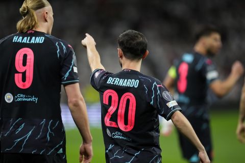 Ο Μπερνάρντο Σίλβα της Μάντσεστερ Σίτι πανηγυρίζει γκολ που σημείωσε κόντρα στη Ρεάλ για τα προημιτελικά του Champions League 2023-2024 στο "Σαντιάγο Μπερναμπέου", Μαδρίτη | Τρίτη 9 Απριλίου 2024
