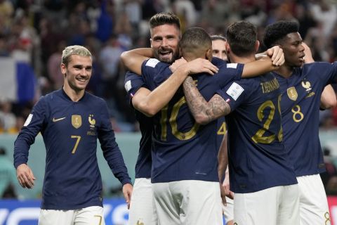 Οι παίκτες της Γαλλίας πανηγυρίζουν γκολ που σημείωσαν κόντρα στους Αυστραλούς