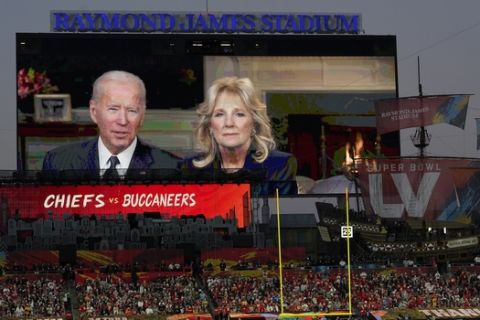 Super Bowl: Ο Τζο Μπάιντεν έστειλε το μήνυμά του σε γιγαντοόθονη μαζί με την γυναίκα του