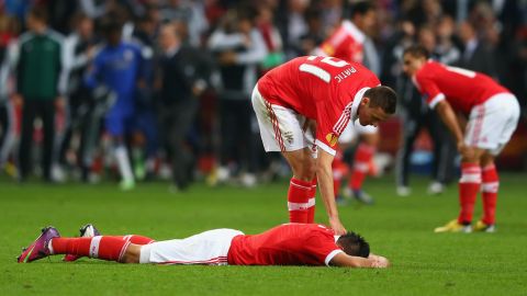AMSTERDAM, NETHERLANDS - MAY 15: Nemanja Matic of Benfica consoles a dejected Oscar Cardozo of Benfica after defeat in the UEFA Europa League Final between SL Benfica and Chelsea FC at Amsterdam Arena on May 15, 2013 in Amsterdam, Netherlands.  (Photo by Michael Steele/Getty Images)
