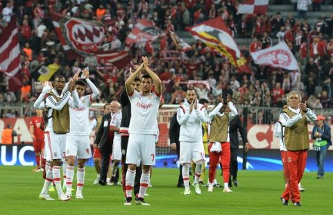 Benfica players applaud the crowd after the Champions League quarterfinal first leg soccer match between FC Bayern Munich and Benfica Lisbon at the Allianz Arena in Munich, southern Germany, Tuesday, April 5, 2016. FC Bayern Munich won the match 1-0.(AP Photo/Kerstin Joensson)