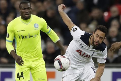 Tottenham's Mousa Dembele, second left, vies for the ball with Gent's Anderson Esiti, left, during a Europa League round of 32 second leg soccer match between Tottenham Hotspur and Gent at Wembley stadium in London Thursday, Feb. 23, 2017. (AP Photo/Matt Dunham)