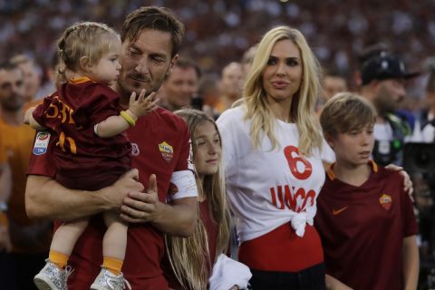 Ο Φραντσεσκο Τότι με τη σύζυγό και τα παιδιά του μετά τη νίκη της Ρόμα επί της Τζένοα | 28 Μαΐου 2017