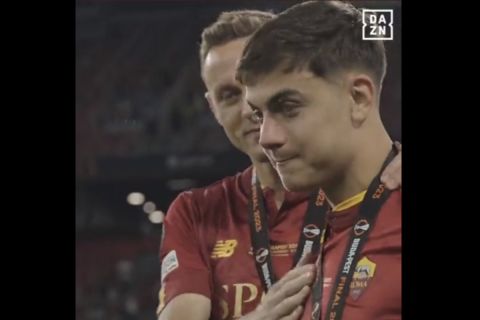 Ο Μάτιτς παρηγορεί τον δακρυσμένο Ντιμπάλα μετά τον χαμένο τελικό Europa League της Ρόμα