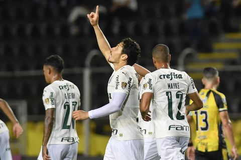 Ο Ραφαέλ Βέιγκα της Παλμέιρας πανηγυρίζει γκολ στο Copa Libertadores κόντρα στη Ντεπορτίβο Τατσίρα