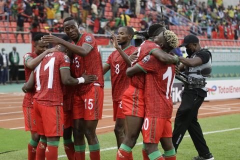 Οι παίκτες του Μαλάουι πανηγυρίζουν το γκολ που σημείωσε Μάνγκο