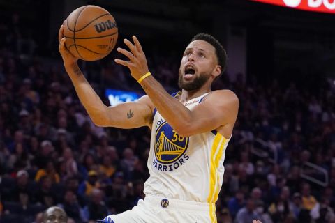 Golden State Warriors guard Stephen Curry (30) goes up for a layup against the Los Angeles Lakers during the first half of an NBA basketball game in San Francisco, Tuesday, Oct. 18, 2022. (AP Photo/Godofredo A. Vásquez)