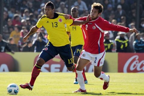 Colombia's Freddy Guarin (L) fights for the ball with Costa Rica's Francisco Calvo during their Copa America soccer match in Jujuy, northern Argentina, July 2, 2011.     REUTERS/David Mercado (ARGENTINA - Tags: SPORT SOCCER)