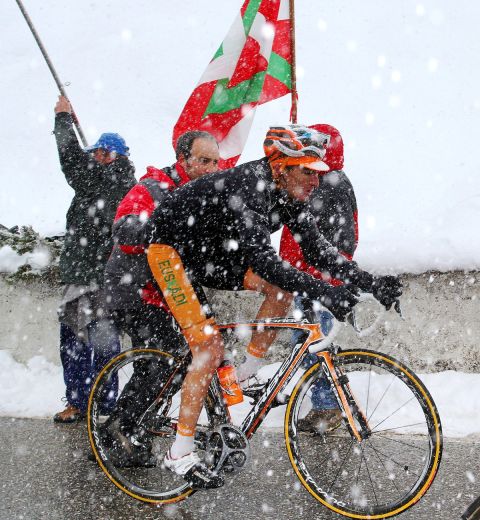 Ο Γιάννης Ταμουρίδης στο 20ο ετάπ του Γύρου Ιταλίας, με τερματισμό στο χιονισμένο Τρε Τσίμε ντι Λαβαρέντο και μια "ικουρίνια" (βασκική σημαία) να κυματίζει δίπλα του (25/5/2013). 