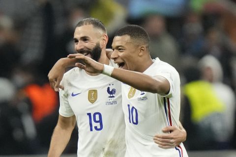 Οι Κιλιάν Εμπαπέ και Καρίμ Μπενζεμά πανηγυρίζουν γκολ της Γαλλίας κόντρα στην Ισπανία στον τελικό του Nations League | 10 Οκτωβρίου 2021
