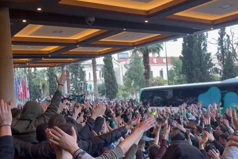 Παναθηναϊκός: Οπαδοί των πρασίνων στο ξενοδοχείο που μένει η αποστολή πριν το ντέρμπι με τον Ολυμπιακό