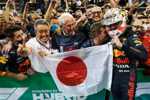 Ο Φερστάπεν πανηγυρίζει με τους ανθρώπους της Honda την κατάκτηση του τίτλου στη Formula 1