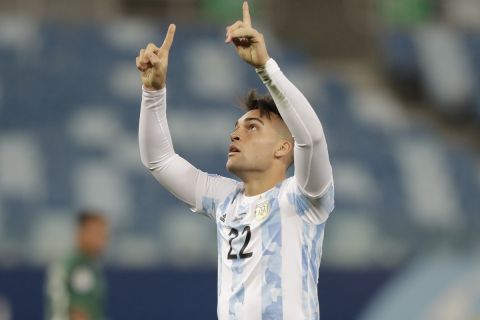 Ο Λαουτάρο Μαρτίνες πανηγυρίζει με τη φανέλα της Αργεντινής κόντρα στην Βολιβία σε ματς του Copa America 2021
