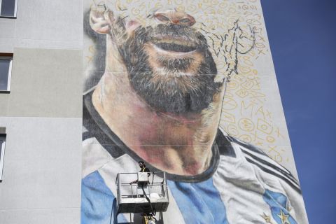 Ο ζωγράφος ολοκληρώνει την τοιχογραφία του Λιονέλ Μέσι